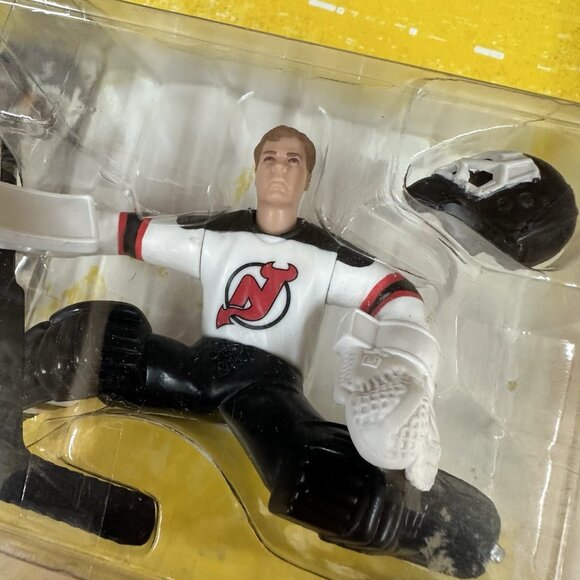 MARTIN BRODEUR - New Jersey Devils - Starting Lineup NHL SLU 1997 Figure & Card - Picture 3 of 4